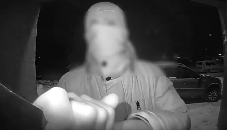 мужчина у подъезда мужчина у подъезда