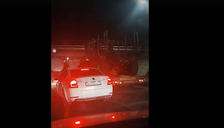 грузовик под мостом