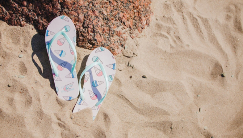 пляж и шлепки