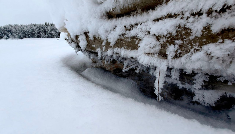 камень в снегу