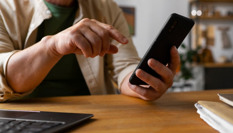 мужчина с телефоном