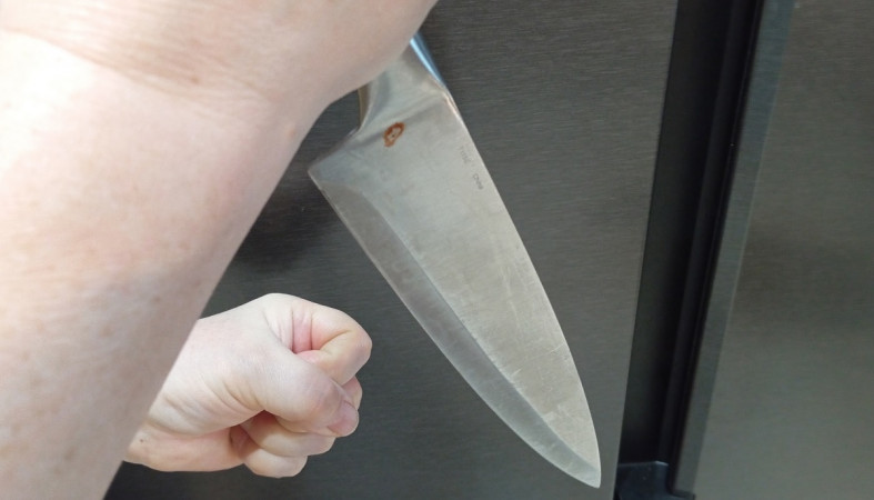 нож в женской руке