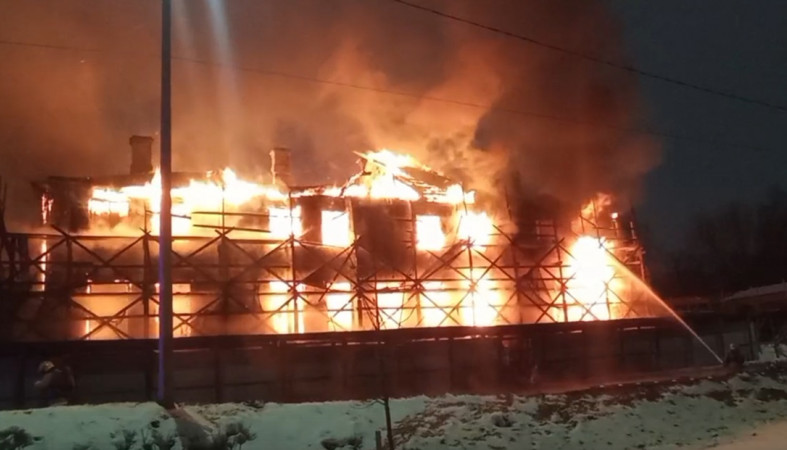 горит историческое здание