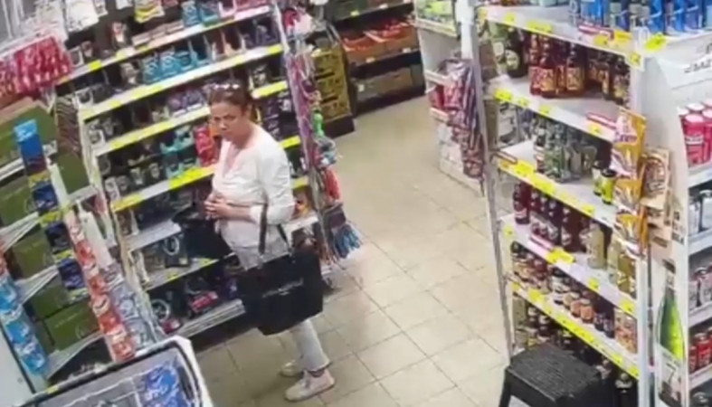 женщина в магазине