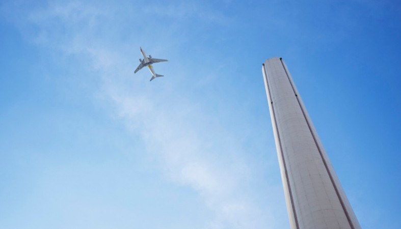 летящий самолет