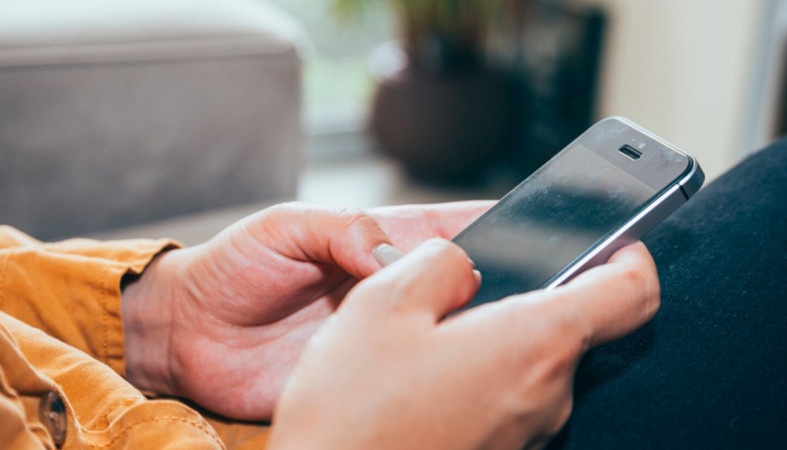 парень с телефоном парень с телефоном