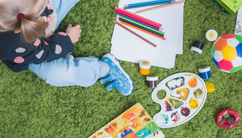 девочка рисует