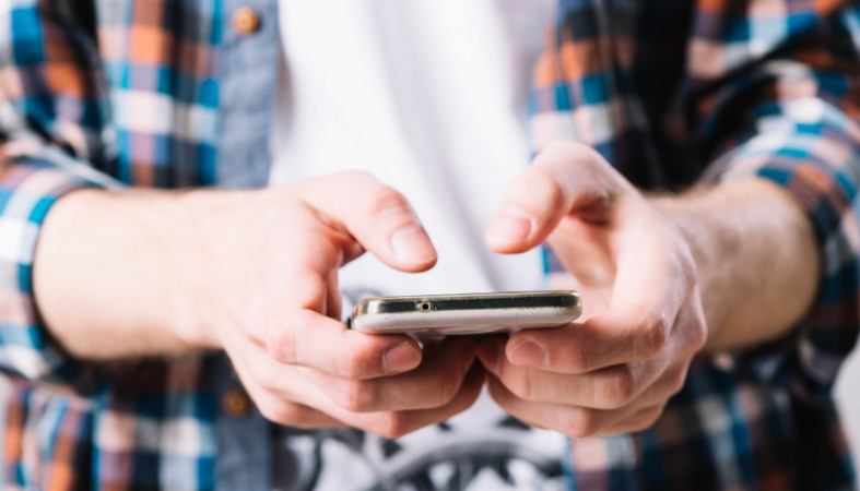 парень с телефоном парень с телефоном