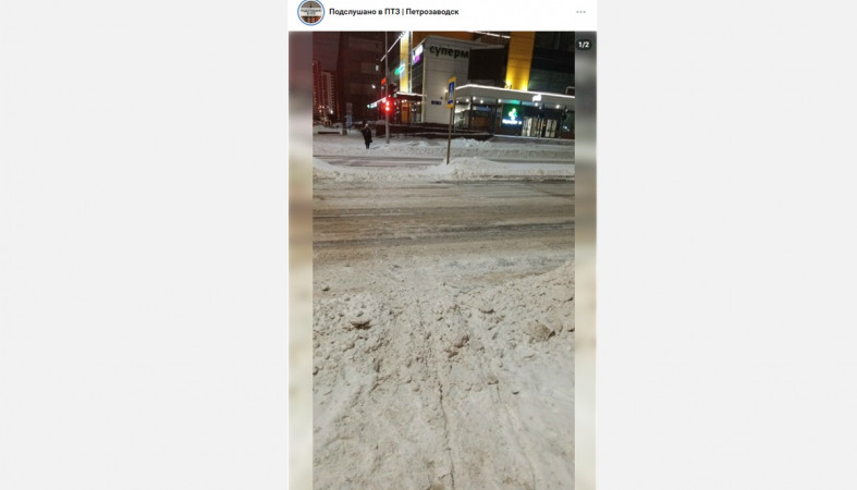 снег на тротуаре