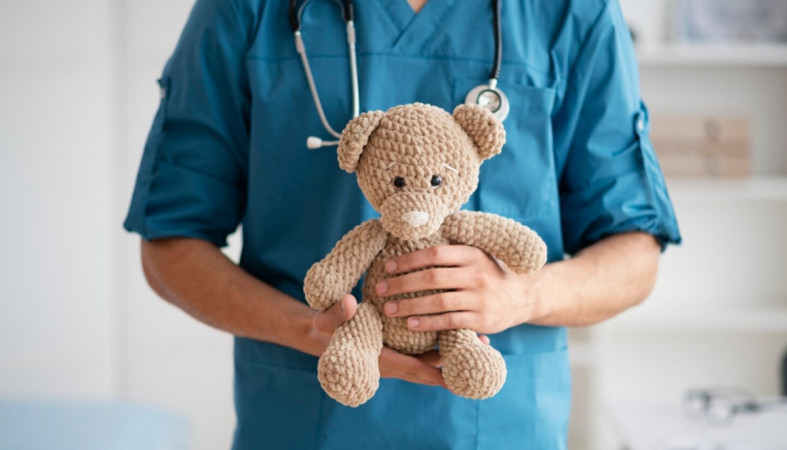 врач с игрушкой