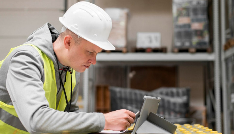 работник в каске работник в каске