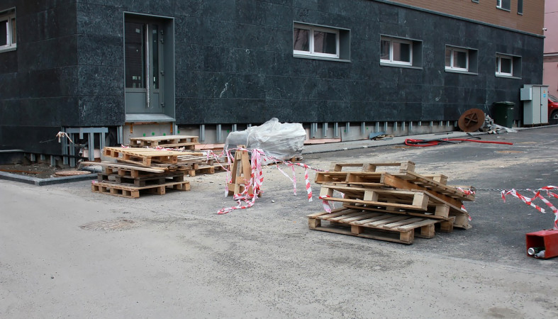 Складирование мусора в городском дворе.