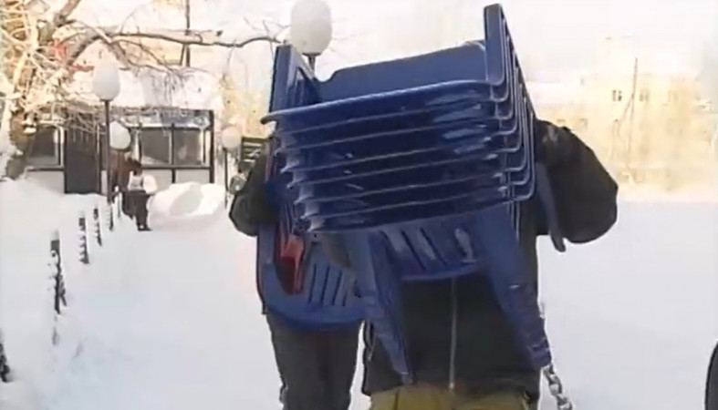 выносят стулья