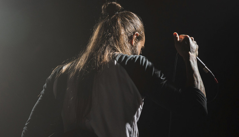 Певец на сцене с микрофоном