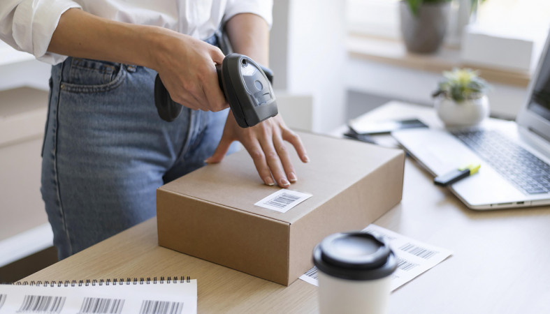 Продавец проверяет товар сканером