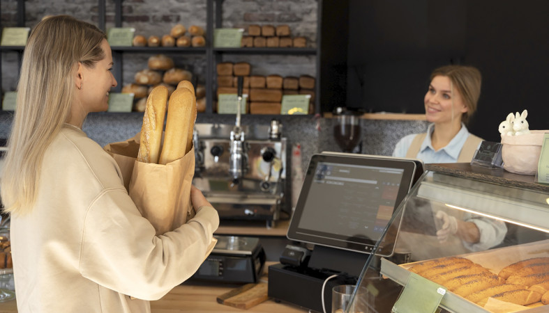 Покупатель на кассе магазина.