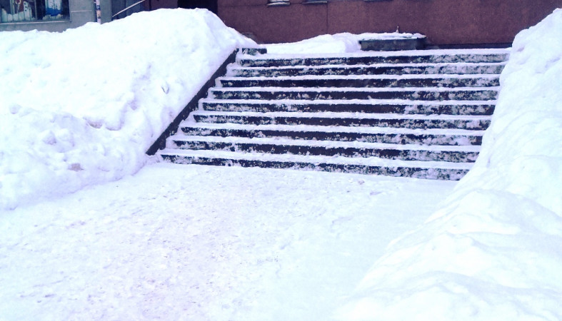 Мэрия показала очищенные от снега лестницы в Петрозаводске