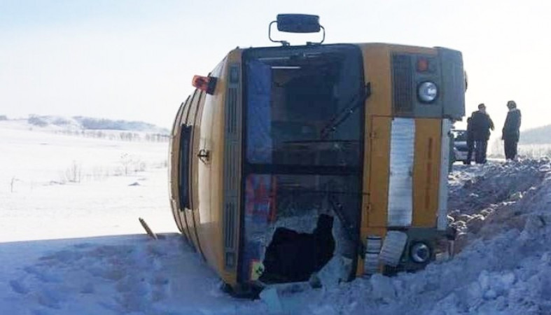 Школьный автобус перевернулся в Башкирии