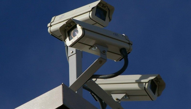 Молодой человек вырвал две камеры видеонаблюдения в Олонце