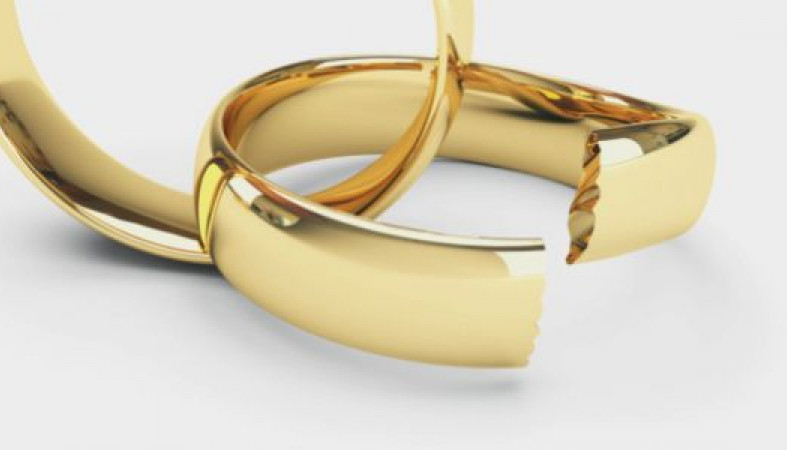 Лопнуло золотое кольцо. Треснутые обручальные кольца. Разбитые обручальные кольца. Поломанное обручальное кольцо. Обручальное кольцо с разрывом.