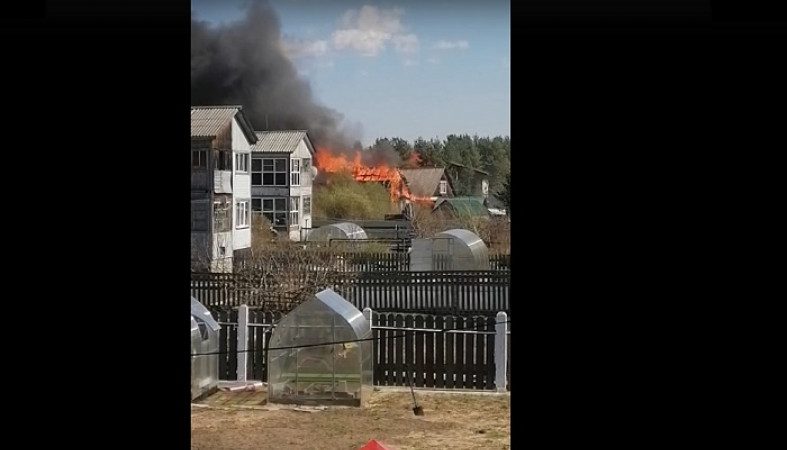 Огонь не пощадил четыре дома в Беломорске, люди остались без жилья