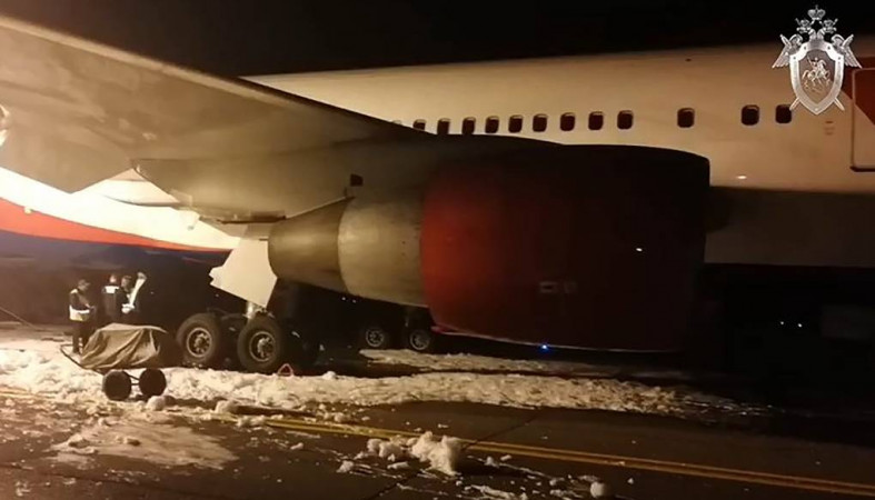 Картинки по запросу "При жесткой посадке Boeing в Барнауле пострадали 56 человек"