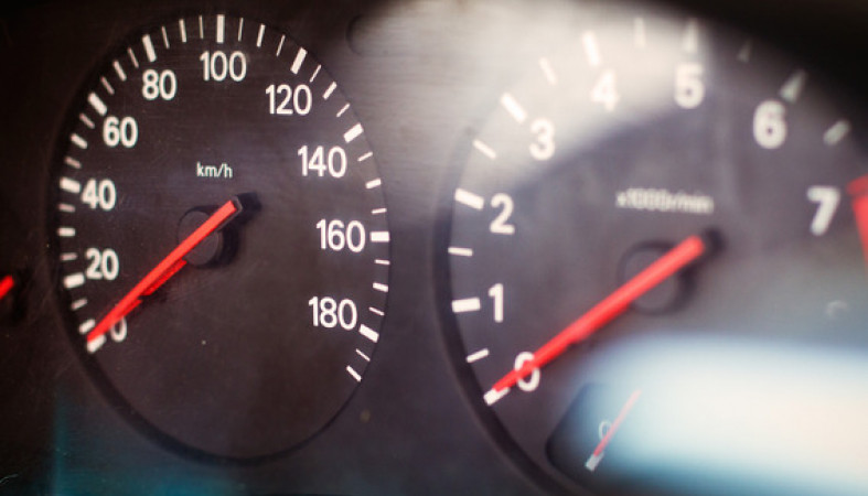 130 километров в час. спидометр машины. 130 км в час на спидометре. спидометр скорость. 130 километров в час.