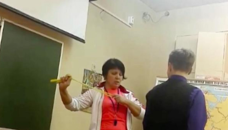 В Северодвинске учительница отхлестала школьников скакалкой