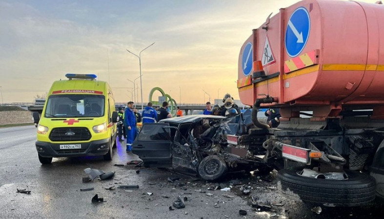 Поливальная машина раздавила легковушку, погибли пятеро