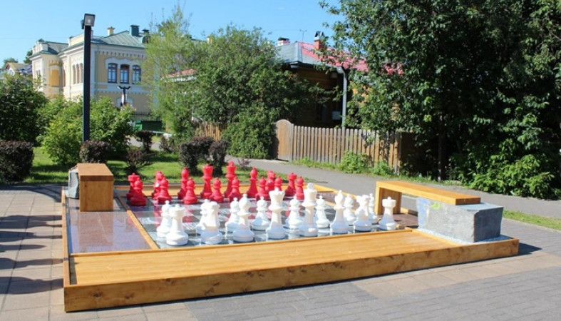 Огромные шахматы из гранита установили на набережной в Петрозаводске