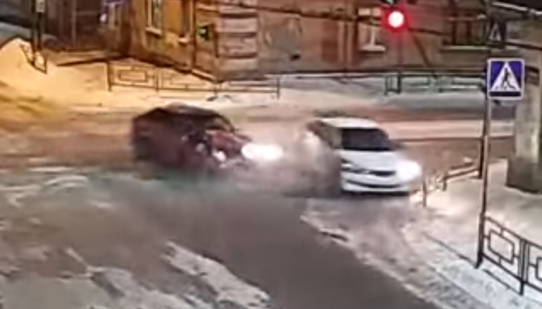 Два автомобиля жестко столкнулись на Зареке в Петрозаводске (видео)