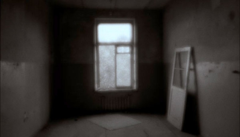 Живу в пустой квартире. Пустая комната убитая. Пустой дом фото. Пустая комната депрессия. Снова один в пустой квартире.