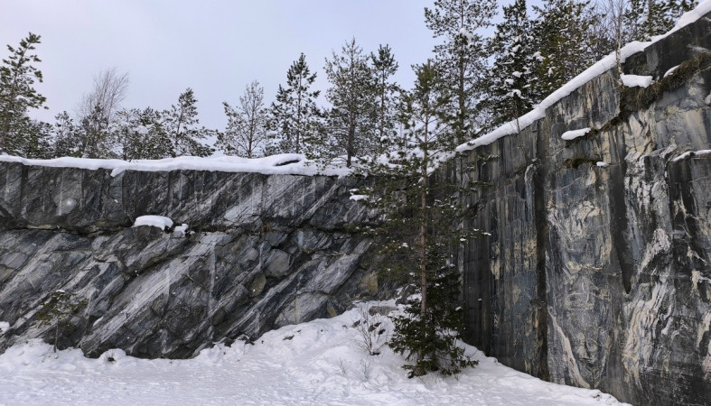 зима_снег_серое_небо_Рускеала