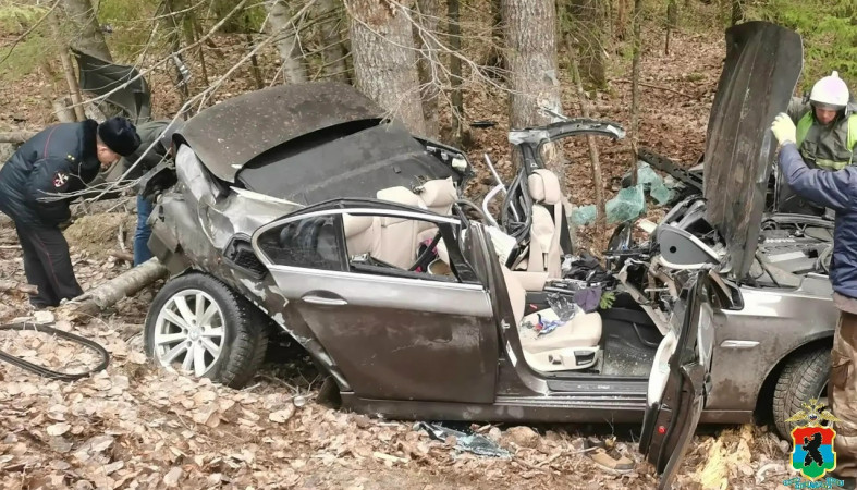 Разбитая машина в кювете.