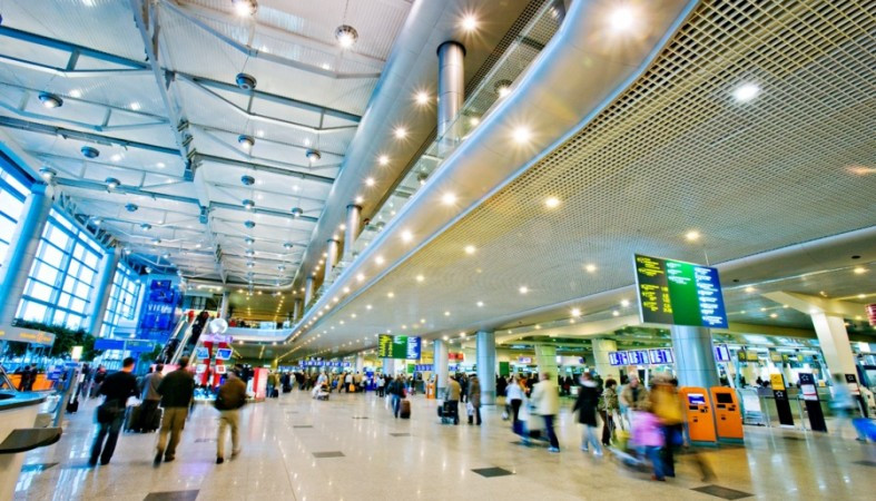 Пассажирам разрешили сидеть и лежать на полу в российских аэропортах 