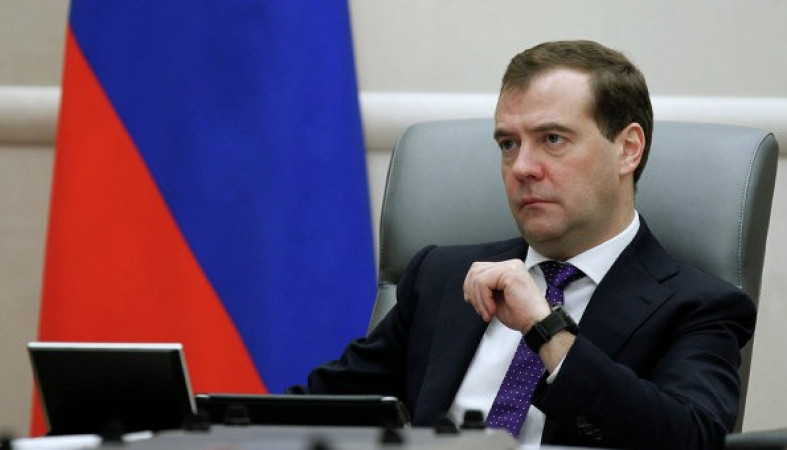 Медведев объявил о поэтапном внедрении электронных трудовых книжек