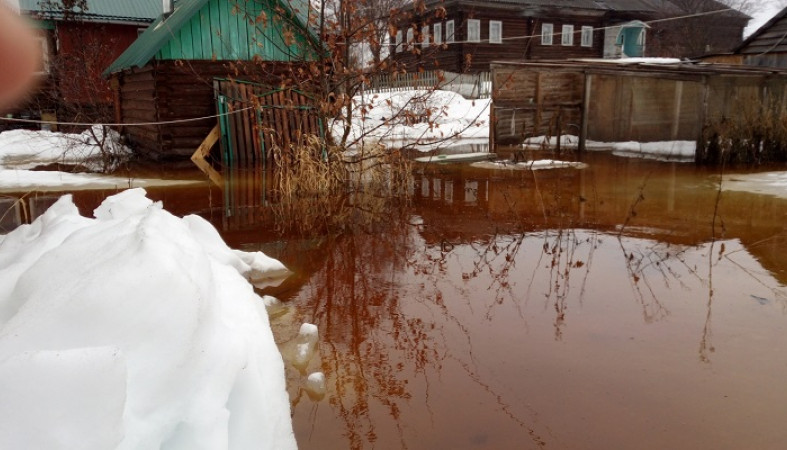 Жилой дом вместе с хозпостройками затопило в Карелии