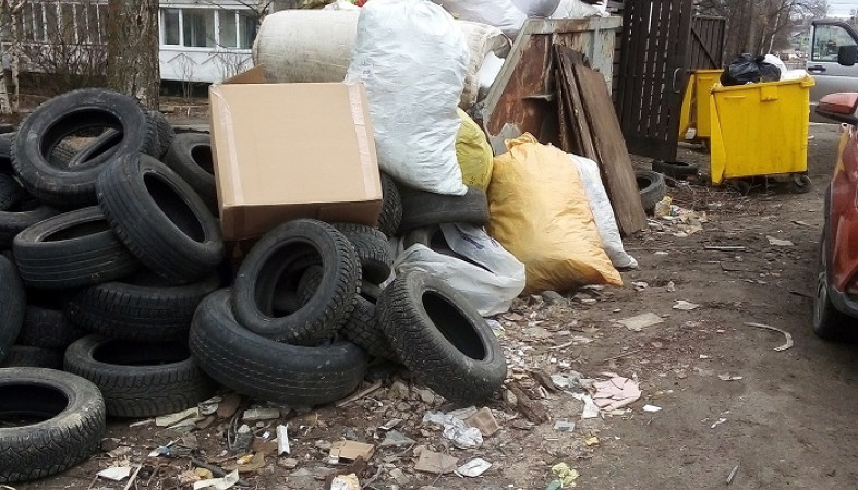 Площадку у дома в Петрозаводске завалили шинами и строительным мусором