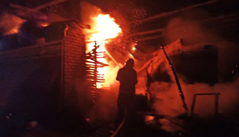 Еще два жилых дома сгорели в Карелии
