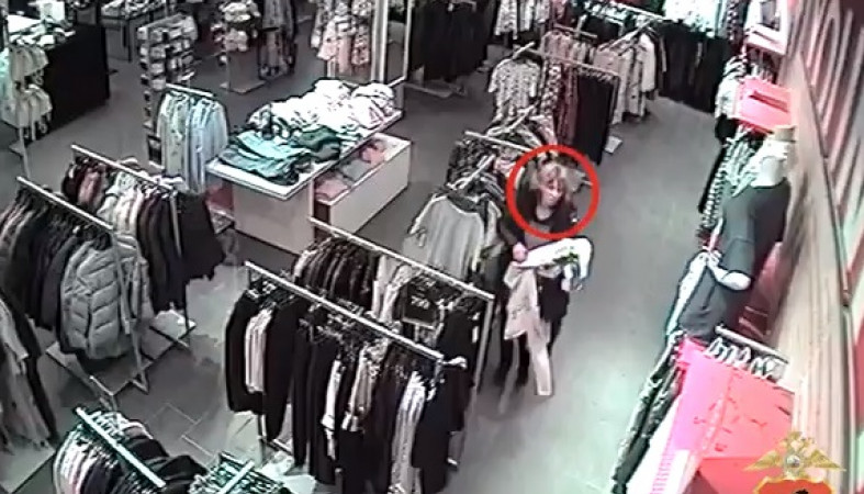Девочки своровали одежду в тц. Ворует одежду в магазине. Кражи в торговых центрах. Где украсть одежду. Кража одежды.