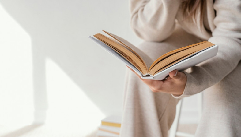 девушка и книга