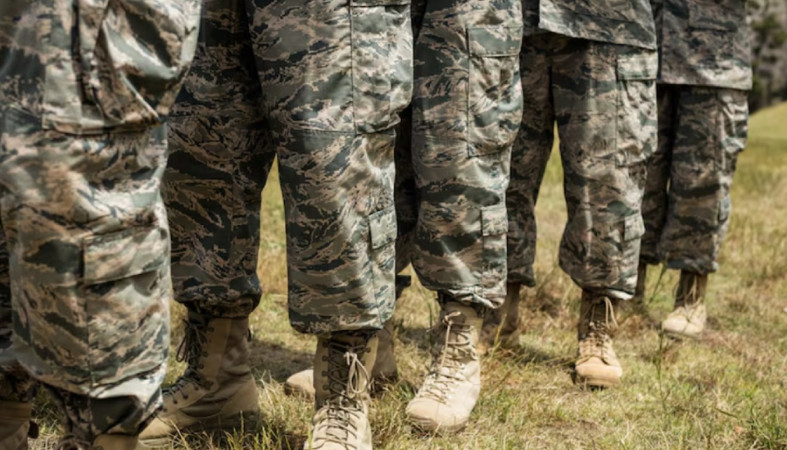 Военнослужащие в форме Военнослужащие в форме