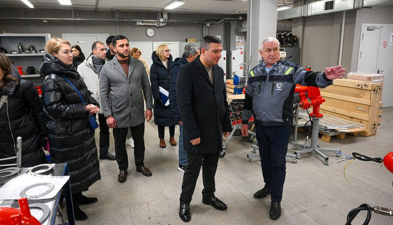 Армянская делегация на заводе ЭФЭР