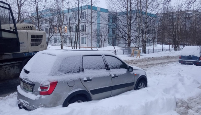 Машина припаркована на тротуаре