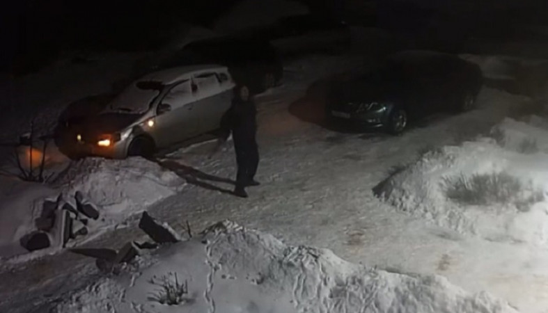 Хулиган палкой крушил автомобиль сегодня ночью в Петрозаводске
