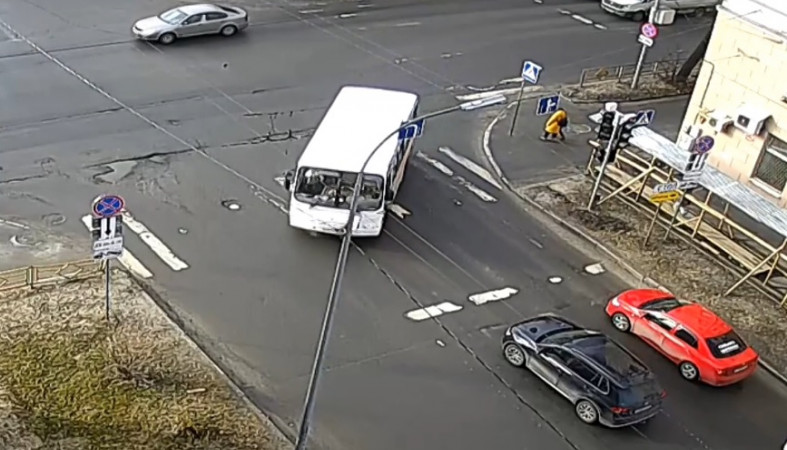 Водитель автобуса грубо нарушил ПДД в Петрозаводске и был наказан