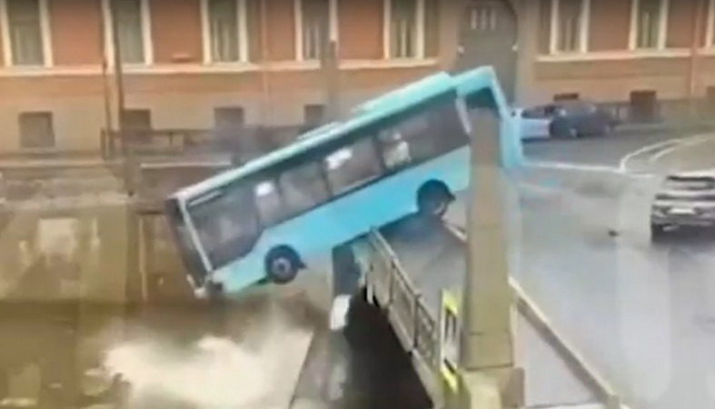 Опубликовано видео момента падения автобуса в реку в Петербурге
