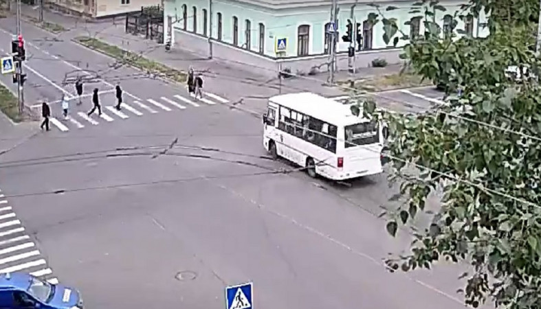 Автобус проехал на красный