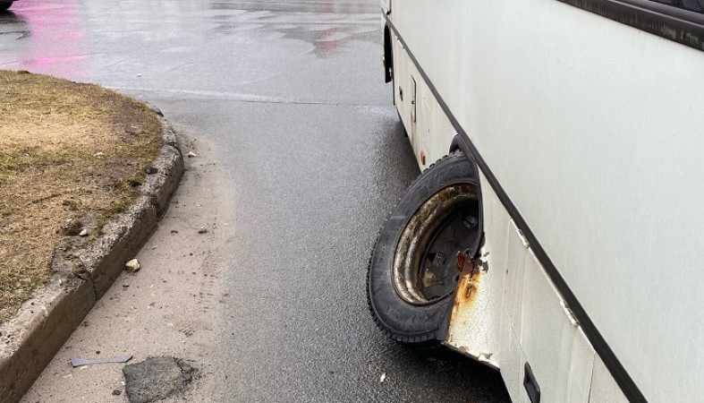 Автобус на ходу остался без колеса в Петрозаводске
