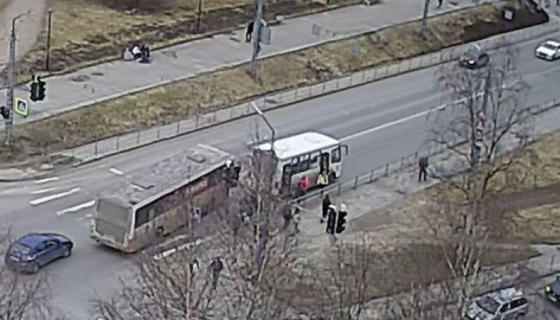 Автобус с людьми сломался на маршруте в Петрозаводске